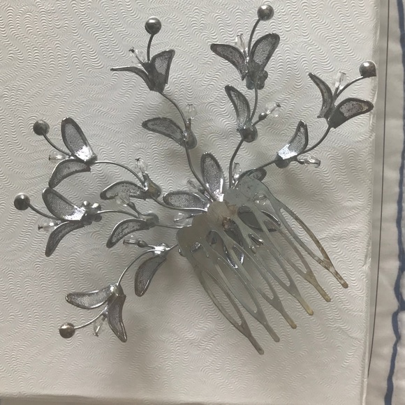 BRIDAL HAIR COMB Metal/Pearl/crystal. Gently used. - Picture 4 of 4